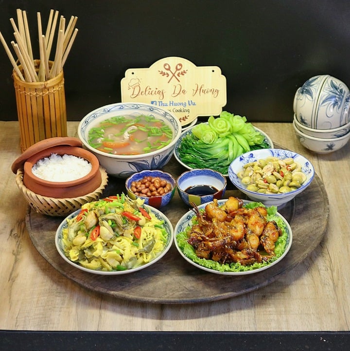Thực đơn gồm ó: Ếch chiên mắm tỏi, ếch xào măng, rau cải chip luộc, canh chua thịt nấu sấu, sung muối.