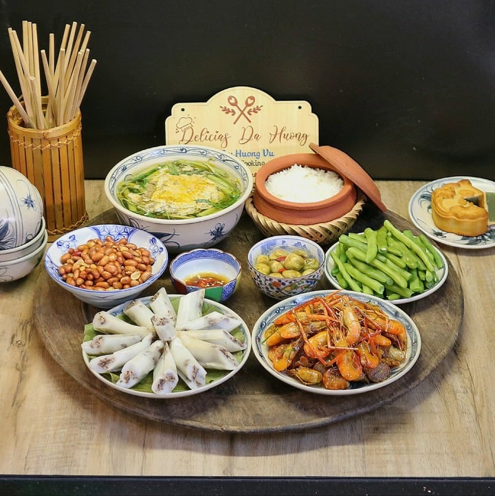 Các món gồm canh cua nấu khoai sọ rau rút, tôm sông rang thịt, bánh tẻ, đỗ luộc, lạc rang.