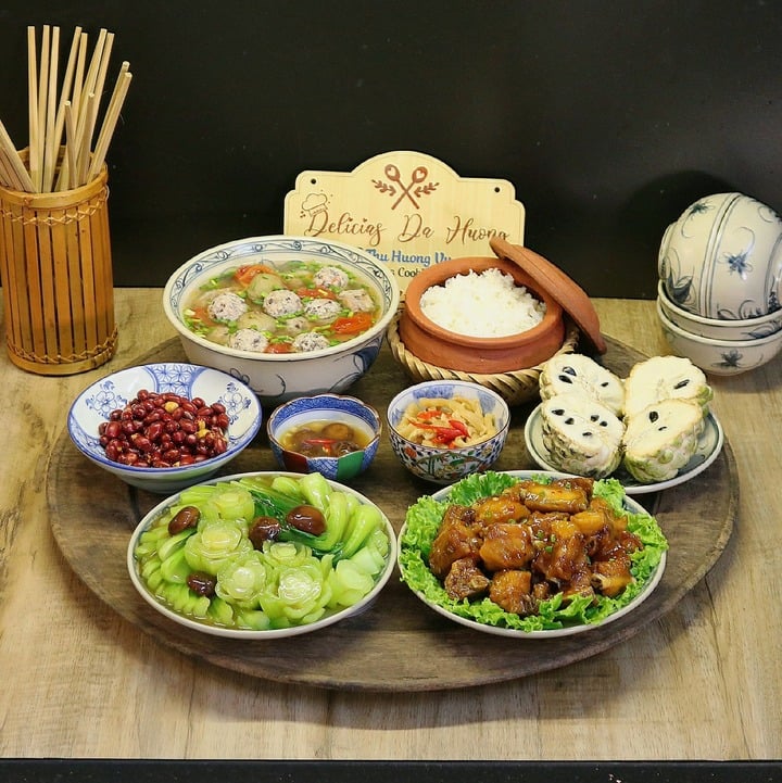 Thực đơn gồm sườn xào chua ngọt, rau cải chip sốt dầu hào, canh chua mọc nấu sấu non, lạc rang.