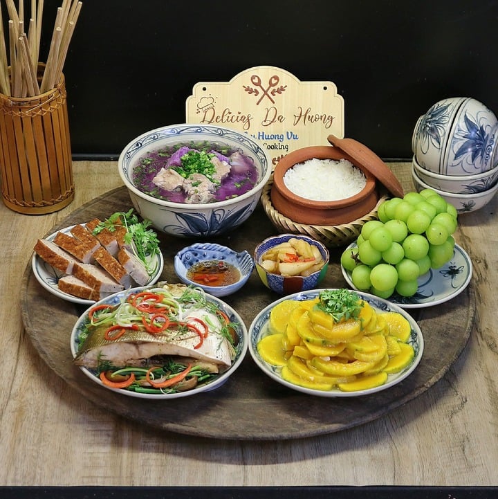 Mâm cơm này có món cá chim hấp xì dầu, bí đỏ xào tỏi, chả mỡ, canh khoai mỡ nấu sườn.