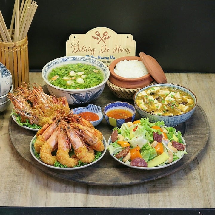 Đổi bữa với các món cầu kỳ hơn là tôm chiên hoàng bào, salad, đậu hũ non sốt thịt bằm, canh hoa thiên lý nấu tôm.