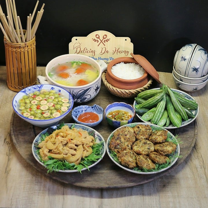 Mâm cơm thanh mát có món nem thính, chả cá ngần, canh chua cá ngần, sung muối, lặc lè luộc.
