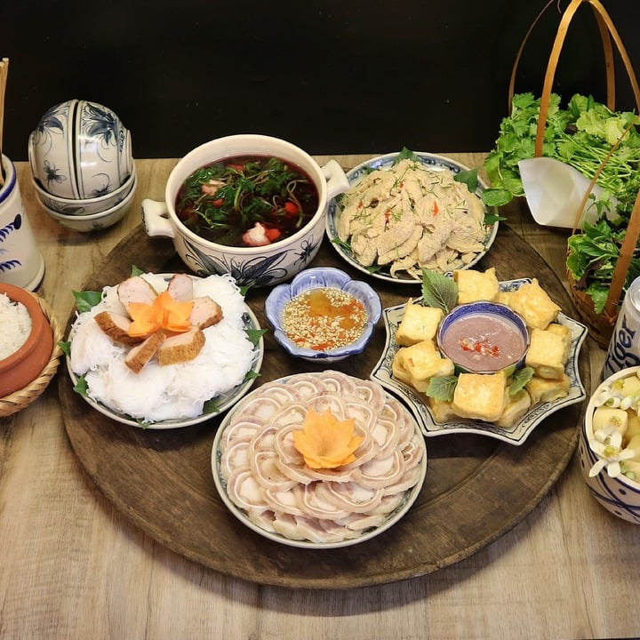 Mâm cơm mùa hè gồm tai heo cuộn luộc, nem thính, đậu phụ rán, canh rau dền.