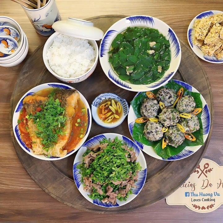 Thực đơn gồm chả ốc hấp lá lốt, cá chép sông sốt cà chua, thịt bò xào hoa thiên lý, canh rau ngót nấu thịt băm.