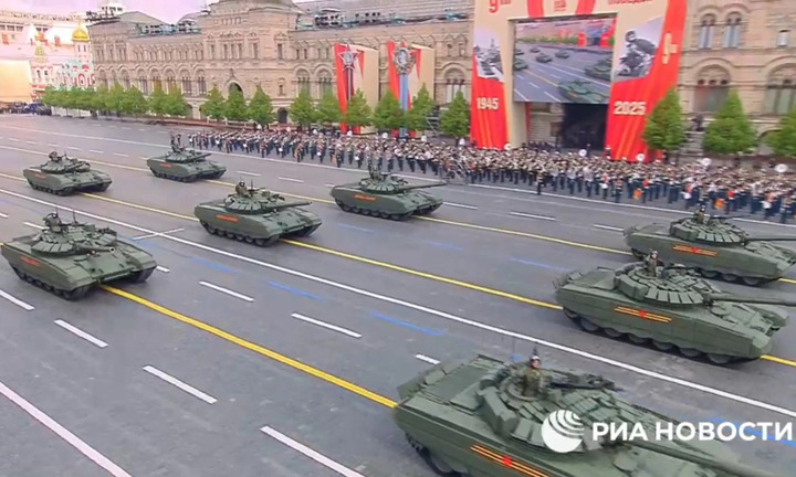 Xe tăng T-72B3M là phiên bản hiện đại hóa tiên tiến nhất của loại xe tăng T-72, có pháo nòng trơn 125mm 2A46M-5 với bộ nạp đạn tự động, có khả năng bắn nhiều loại đạn xuyên giáp, nổ phá mảnh và tên lửa chống tăng có điều khiển (ATGM). Xe tăng cũng được trang bị hệ thống ngắm nhiệt đa kênh Sosna-U mới. (Ảnh chụp màn hình)