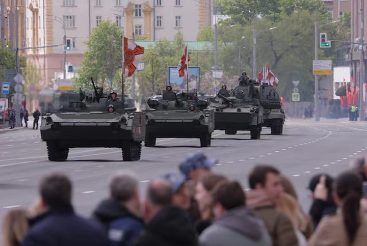 Xe bọc thép chở quân BMP-1AM Basurmanin của Nga diễn tập diễu binh. (Ảnh: Reuters)