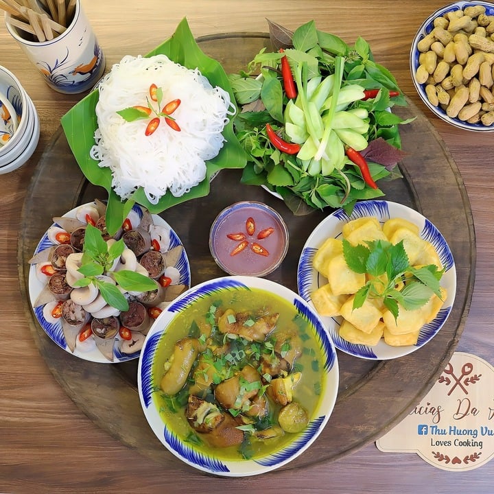 Đổi bữa với món bún ăn cùng giả cầy, lòng tràng dồi gan lợn luộc chấm mắm tôm, đậu phụ rán.