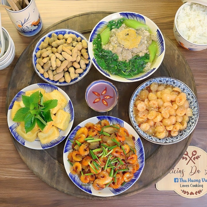 Mâm cơm đặc trưng mùa hè không thể thiếu các món tôm rang thịt ba chỉ, đậu phụ rán chấm mắm tôm, canh cua rau đay mồng tơi mướp, cà pháo, lạc luộc.