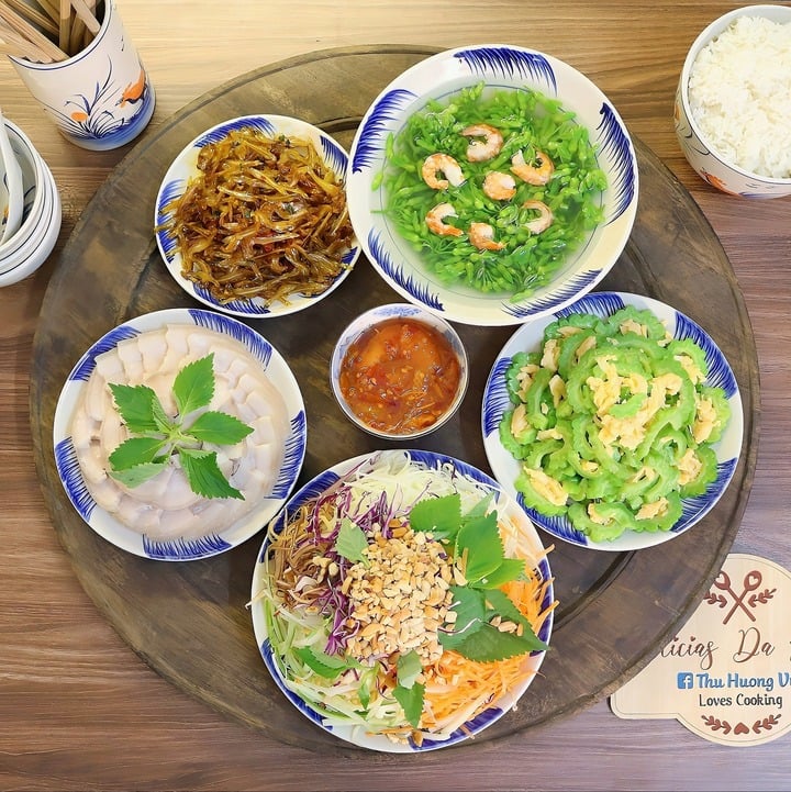 Mâm cơm thanh mát với món thịt ba chỉ luộc chấm mắm tôm chua, mướp đắng xào trứng, nộm rau củ thập cẩm, cá mờm cơm sữa rim mặn ngọt, canh hoa thiên lý nấu tôm.
