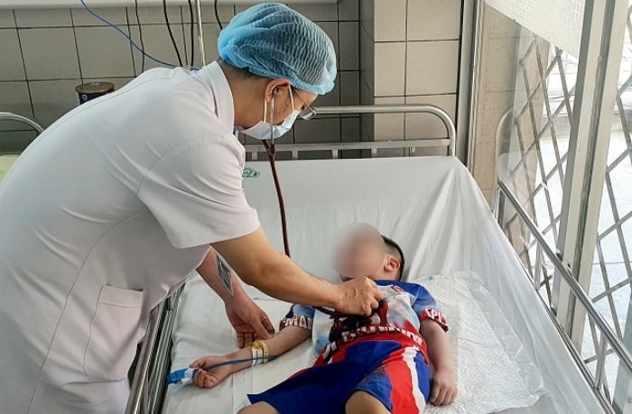 BSCKII Doãn Phúc Hải kiểm tra sức khoẻ cho bệnh nhi. (Ảnh: Nguyên Hà)