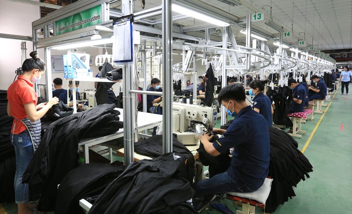 Ngành may mặc được cho có nguy cơ đối mặt với thuế suất 10- 30%, và phải tuân thủ nghiêm các quy định ghi nhãn. (Ảnh: Vietthang jean)