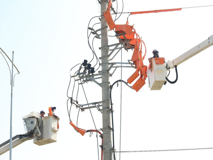 Đội Hotline thực hiện sửa chữa, khắc phục khiếm khuyết, đấu nối đường dây.