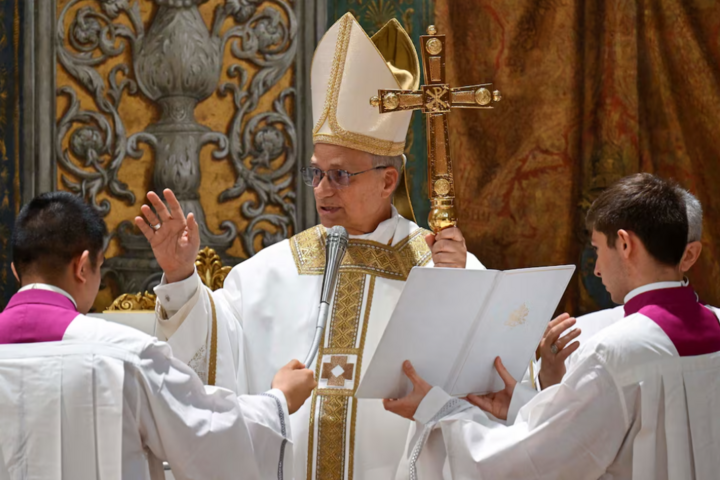 Giáo hoàng Leo XIV cử hành Thánh lễ đầu tiên tại Nhà nguyện Sistine ở Vatican (Ảnh: Reuters)