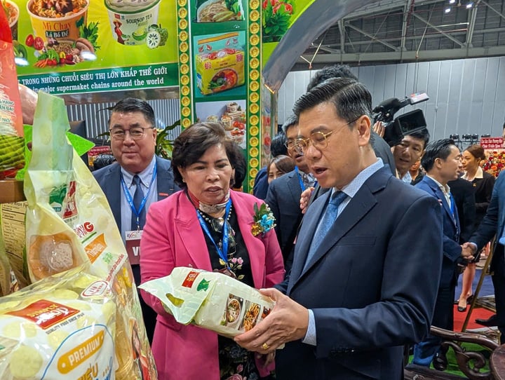 Việt Nam cần xây dựng chiến lược thương hiệu quốc gia và ngành mạnh mẽ, chuyển từ nhà sản xuất chi phí thấp sang nhà cung ứng đáng tin cậy. (Ảnh: H. Linh)