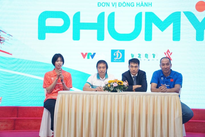 Họp báo tại chương trình.