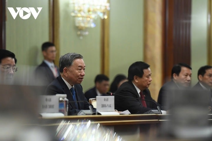 Tổng Bí thư Tô Lâm và đoàn đại biểu cấp cao Việt Nam tại hội kiến Thủ tướng Liên bang Nga Mikhail Mishusti.