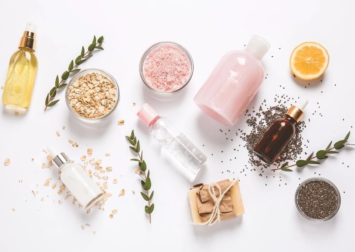 Các loại mỹ phẩm bị thu hồi ghi công dụng không đúng với hồ sơ đã công bố. (Ảnh minh hoạ)