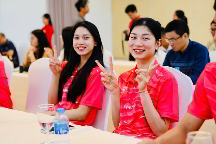 Những cô gái của đội tuyển bóng chuyền nữ Việt Nam trong mẫu áo di chuyển mới mang thương hiệu Phú Mỹ.