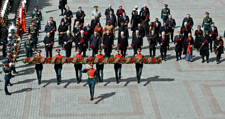 Sau lễ duyệt binh, dưới sự chủ trì của Tổng thống Putin lãnh đạo các nước dâng hoa chung tại Đài tưởng niệm liệt sĩ vô danh. (Ảnh: RIA Novosti)