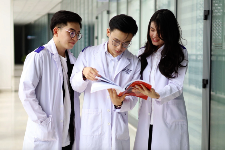 Các trường Y Dược đồng loạt tăng học phí, cao nhất gần 130 triệu đồng/năm. (Ảnh minh hoạ)