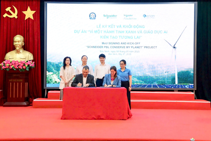 Lễ ký kết hợp tác dự án “Vì một hành tinh xanh và giáo dục AI kiến tạo tương lai”. (Nguồn ảnh: Schneider Electric)