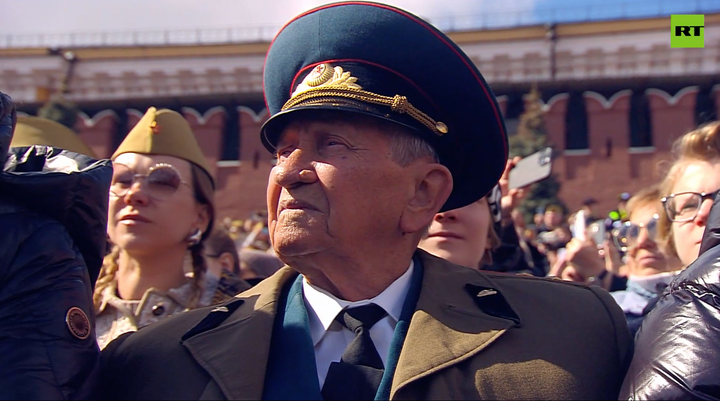 Một cựu chiến binh Nga tại Quảng trường Đỏ lắng nghe bài hát.