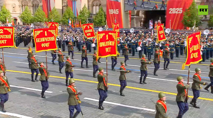 Khối mặc quân phục Thế chiến II – tượng trưng cho Hồng quân Liên Xô thời chiến tranh vệ quốc vĩ đại.