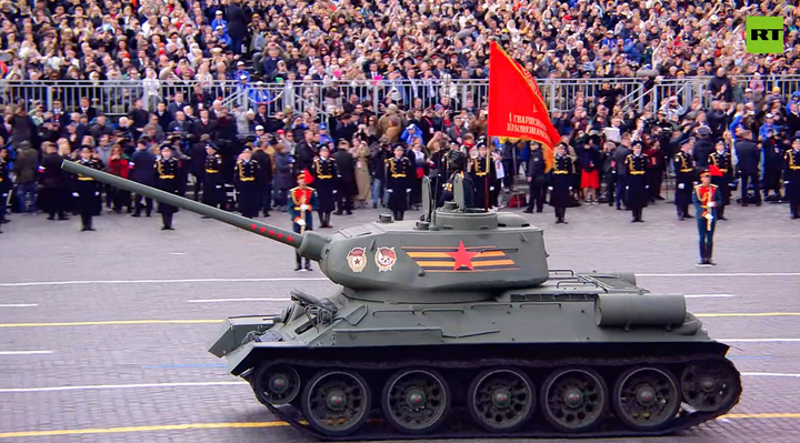 Xe tăng T-34 dẫn đầu.