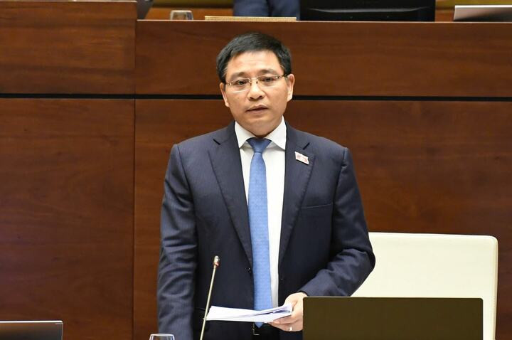 Bộ trưởng Bộ Tài chính Nguyễn Văn Thắng giải trình trước Quốc hội. (Ảnh: Quang Vinh)