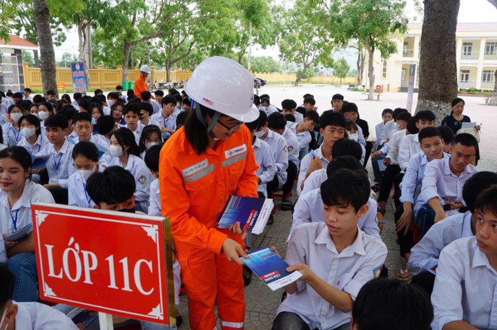Tuyên truyền sử dụng điện an toàn tiết kiệm tại các trường học.