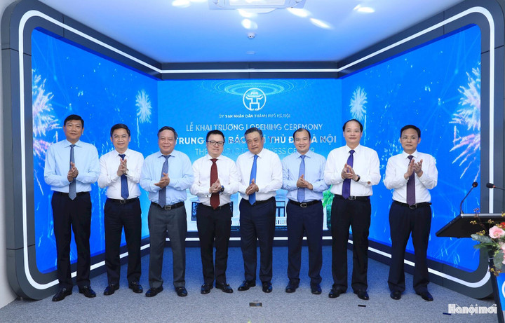 Các lãnh đạo Trung ương và TP Hà Nội thực hiện nghi thức khai trương Trung tâm báo chí Thủ đô Hà Nội.
