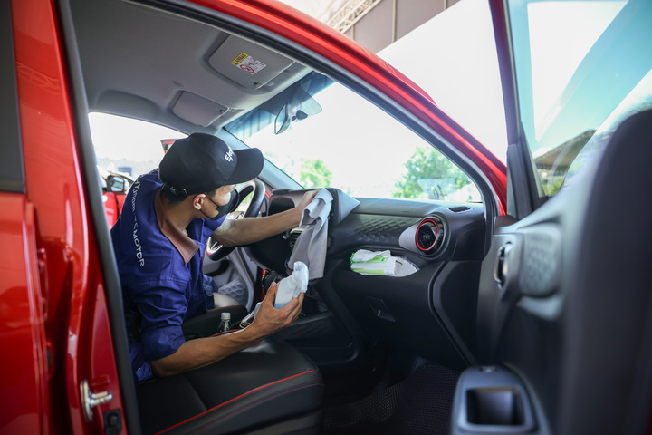 Kỹ thuật viên chăm sóc xe của khách hàng trong sự kiện Hyundai Care Day.