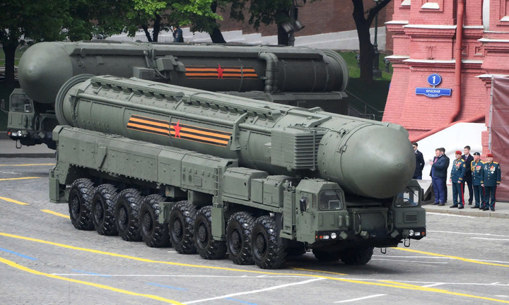 Xe chở đạn kiêm bệ phóng tên lửa đạn đạo liên lục địa RS-24 Yars thuộc dòng ICBM chủ lực của Nga, được thử nghiệm lần đầu năm 2007. Tên lửa có tầm bắn tối đa 12.000 km, mang được 10 đầu đạn nhiệt hạch, mỗi đầu đạn mạnh tương đương 300.000 tấn thuốc nổ TNT. (Ảnh: RIA Novosti)