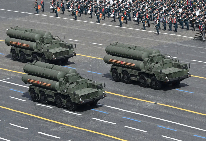 Tên lửa S-400 Triumf là hệ thống tên lửa đất đối không tầm xa được thiết kế để phòng thủ chống lại máy bay, UAV, tên lửa hành trình và tên lửa đạn đạo. Loại tên lửa này có thể tấn công mục tiêu tầm xa cách 400km và độ cao lên tới 30km. (Ảnh: Sputnik)