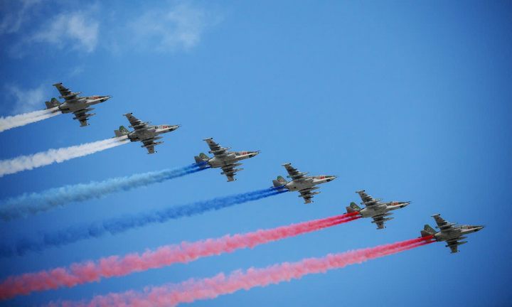 6 cường kích Su-25BM xả khói màu, tạo thành quốc kỳ Nga trên bầu trời Quảng trường Đỏ, kết thúc lễ Duyệt binh Chiến thắng 2025. Cường kích Su-25 được thiết kế để tấn công trực tiếp và hỗ trợ hỏa lực gần với tốc độ tối đa khoảng 956km/h và trần bay 6.700m.