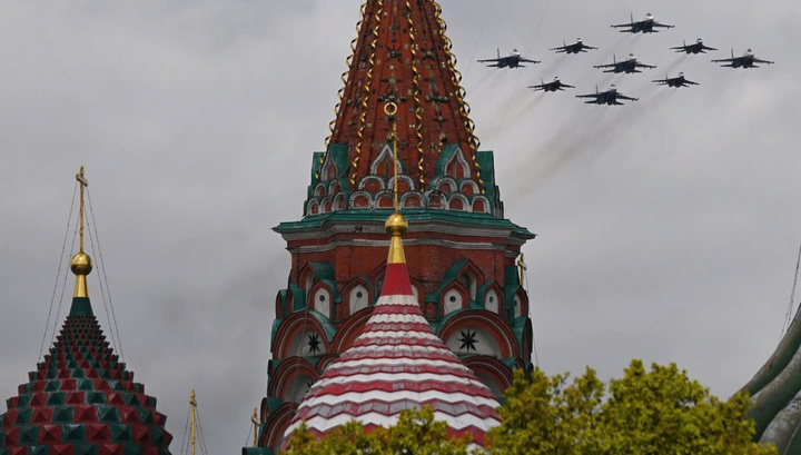 Máy bay chiến đấu Su-30SM và MiG-29 của Nga mở màn phần trình diễn trên không.