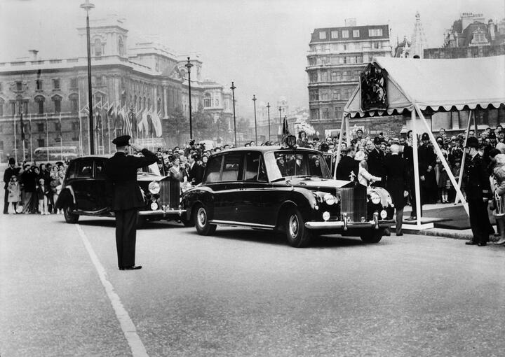 Nữ hoàng Elizabeth II xuất hiện tại London cùng xe Phantom.