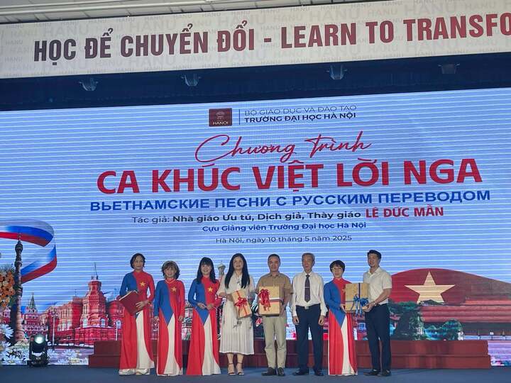 Chương trình Ca khúc Việt lời Nga tri ân thầy giáo Lê Đức Mẫn.