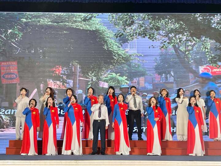 Ca khúc "Bonjour Vietnam" (Xin chào Việt Nam) được trình diễn bởi dàn hợp xướng trường Đại học Hà Nội khoa tiếng Nga.