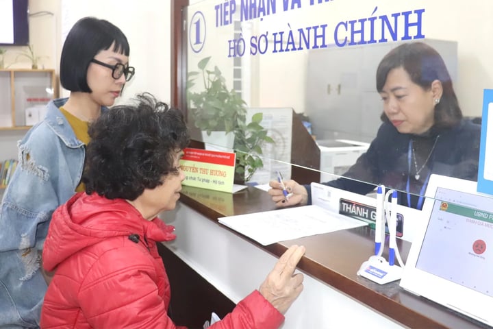Công chức phường Phố Huế (quận Hai Bà Trưng, Hà Nội) hỗ trợ người dân giải quyết thủ tục hành chính. (Ảnh: Linh Nguyễn)