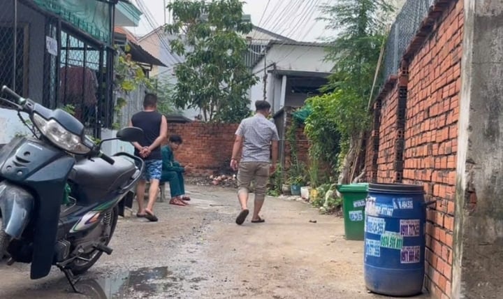 Con hẻm xảy ra vụ việc được phong tỏa. (Ảnh: V.A)