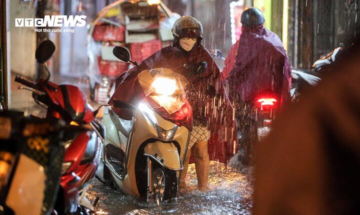 Mưa lớn từ Bắc vào Nam, nguy cơ lũ quét và sạt lở tại 7 tỉnh thành - Ảnh 1. Mưa lớn từ Bắc vào Nam, nguy cơ lũ quét và sạt lở tại 7 tỉnh thành - Ảnh 1.