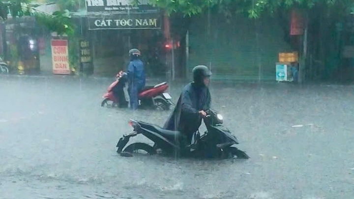 Các con đường ngập sâu khiến xe máy chết máy rất nhiều.