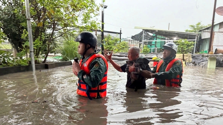 Mưa lớn gây ngập sâu, nhiều cụ già, trẻ em ở Bình Dương mắc kẹt trong nhà - 9