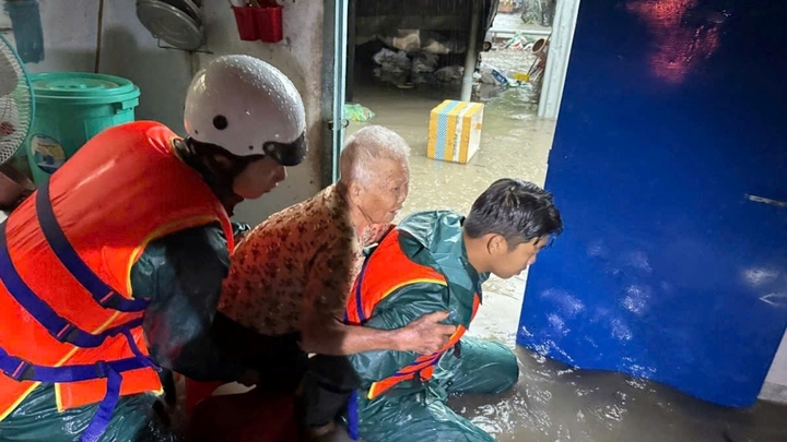 Mưa lớn gây ngập sâu, nhiều cụ già, trẻ em ở Bình Dương mắc kẹt trong nhà - 10