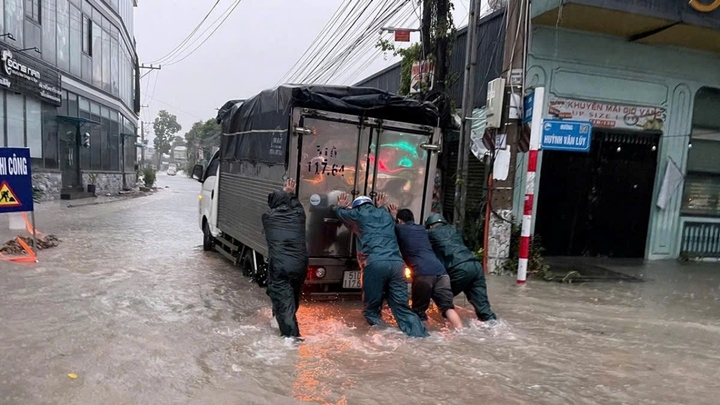 Mưa lớn gây ngập sâu, nhiều cụ già, trẻ em ở Bình Dương mắc kẹt trong nhà - 11