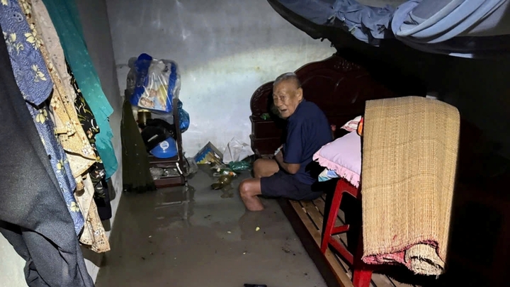 Không thể di chuyển ra ngoài nên nhiều cụ già bị mắc kẹt trong nhà.