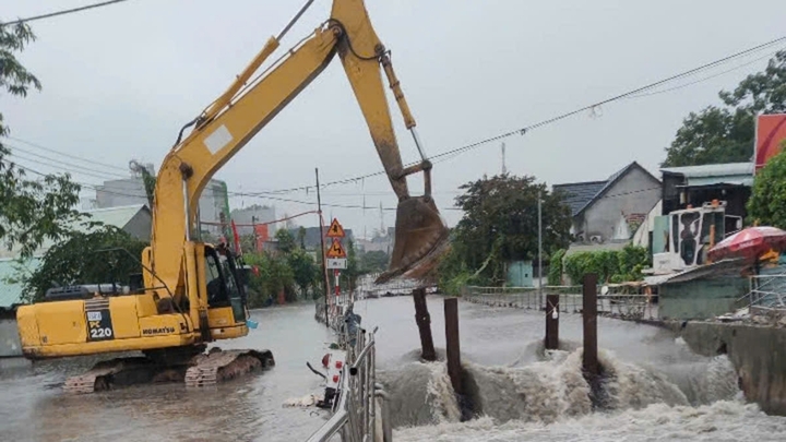 Xe múc được đưa đến để khơi thông cống thoát nước, các con suối.