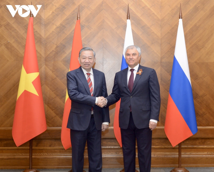 Tổng Bí thư Tô Lâm bắt tay Chủ tịch Duma Quốc gia Liên bang Nga Vyacheslav Volodin