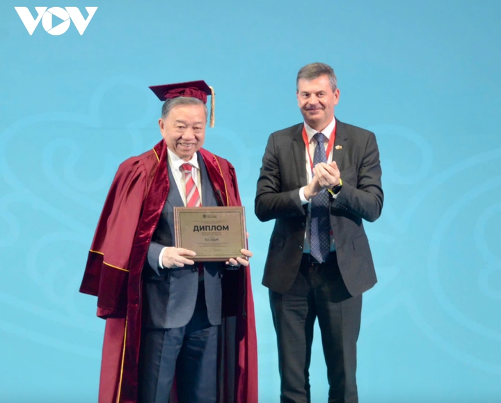 Hiệu trưởng Học viện đã trao cho Tổng Bí thư Tô Lâm danh hiệu “Giáo sư danh dự” Học viện Hành chính công và kinh tế quốc dân trực thuộc Tổng thống Liên bang Nga.